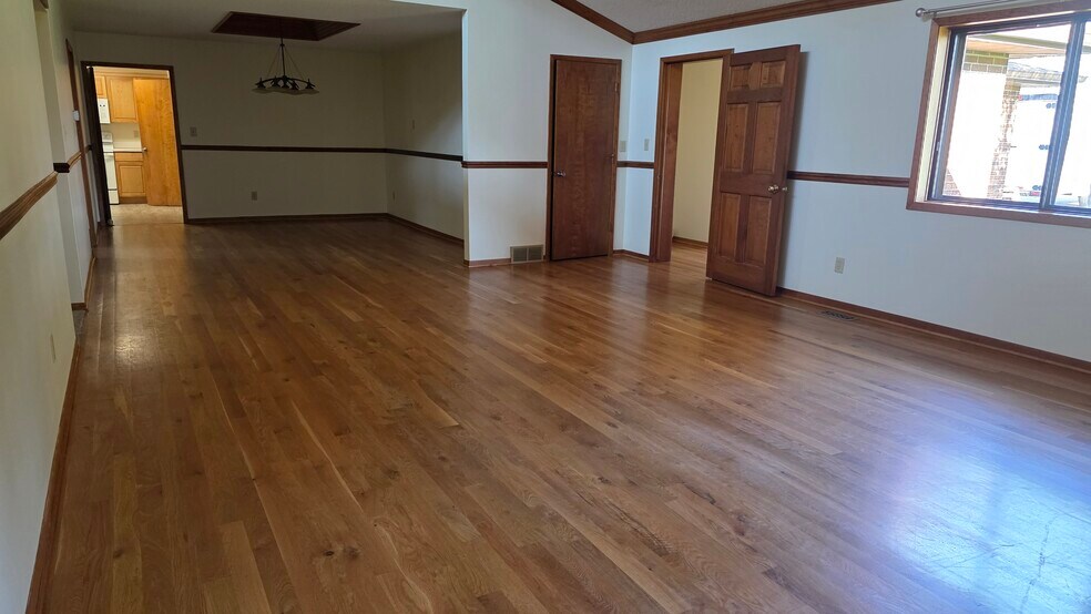 Living / Dining - 620 East St S
