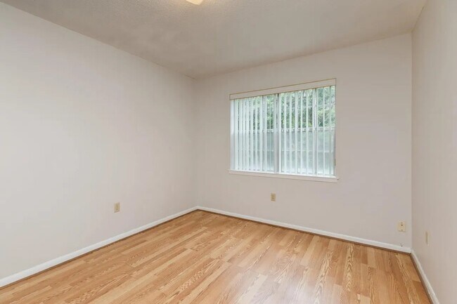 Building Photo - 104 Country Club Dr