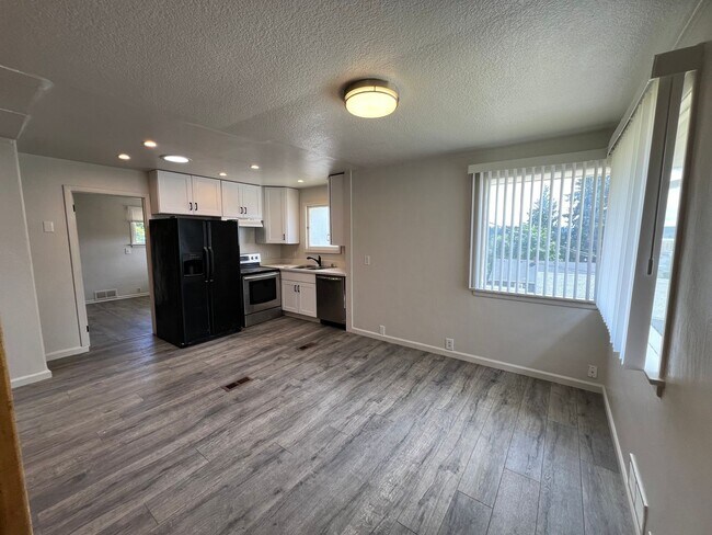 Building Photo - Bremerton Duplex