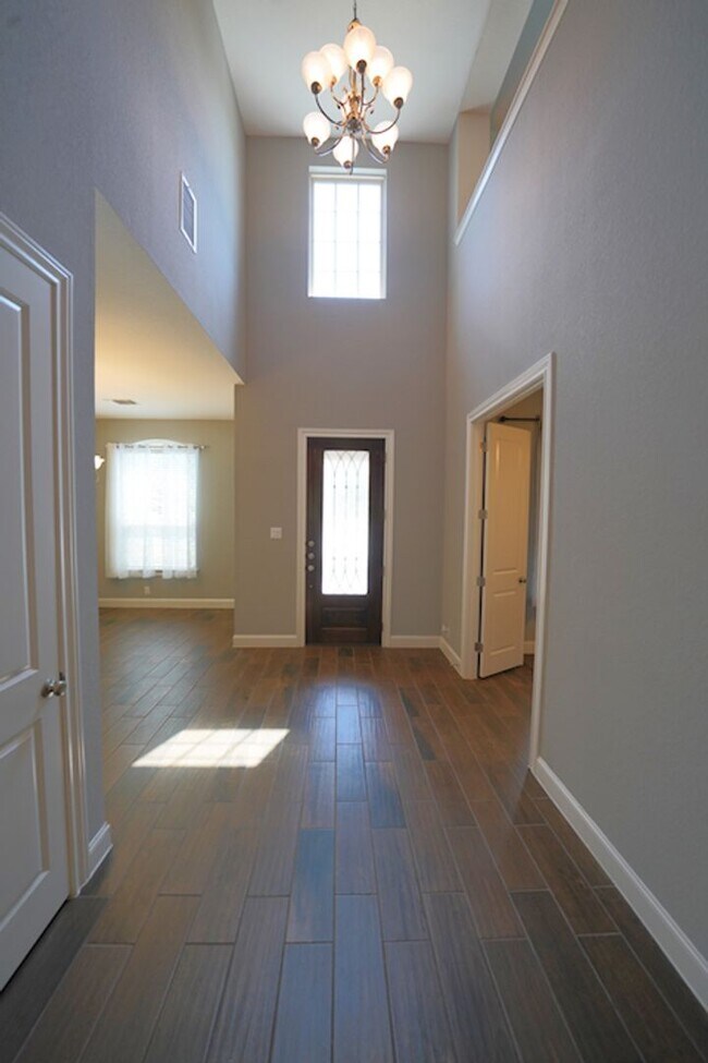 Building Photo - Executive Style Rental Now Available in Bo...