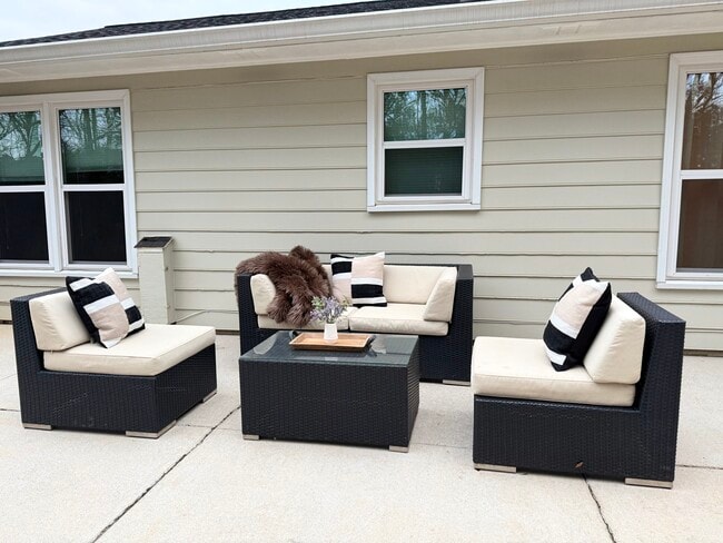 Building Photo - 717 Redwood Park