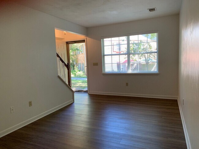 Building Photo - 2 Bedroom 1.5 Bath Townhouse