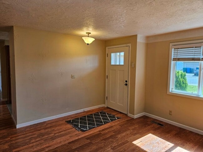 Building Photo - 3Bd/2Ba Single Story Home-For viewing!