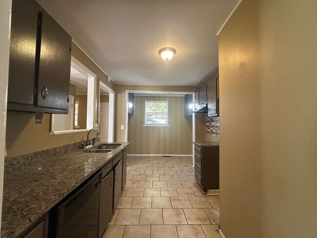 Building Photo - 1136 Broad St