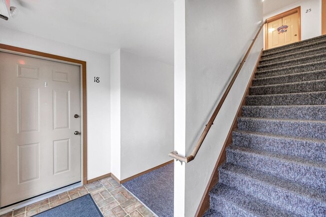 Building Photo - 2 Bedroom Spacious 2nd floor Apartment