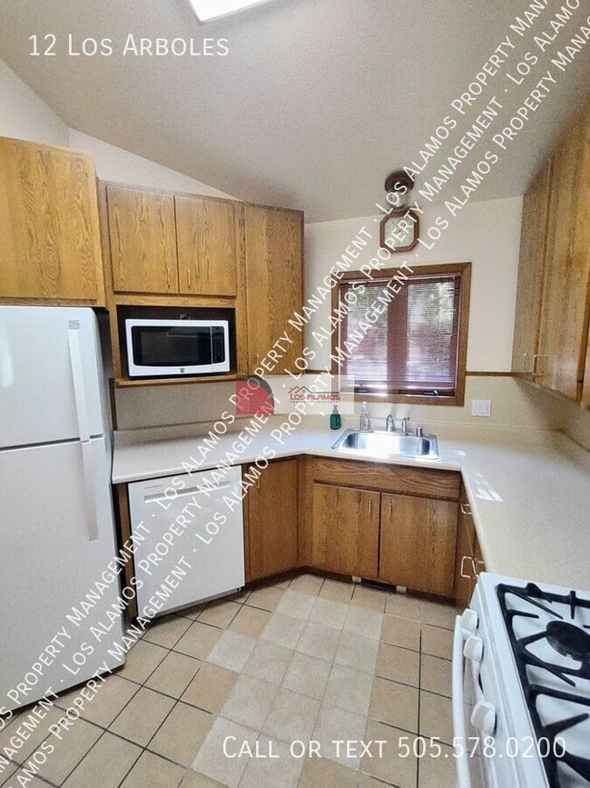 Building Photo - 12 Los Arboles Dr