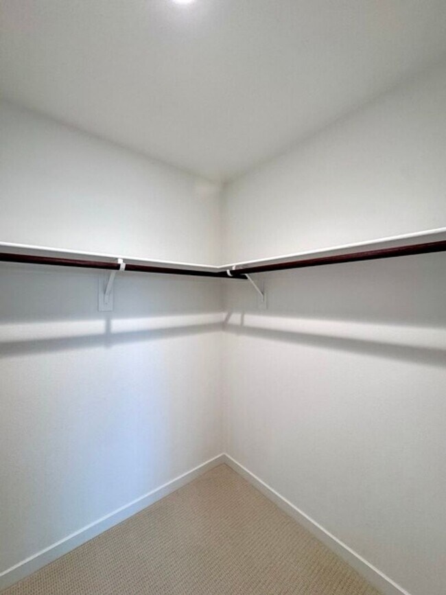 Building Photo - Spacious 4 Bedroom Home for Lease in Winch...