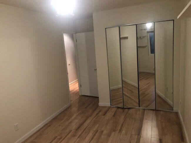Building Photo - 3BD 2BA 2CAR Garage Townhouse located in L...