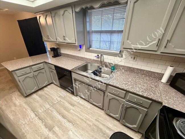 Building Photo - Beautiful Ranch Home in Park Hill School District-Available NOW!