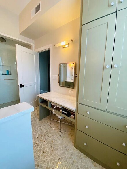 Bathroom view - 1830 Thames St