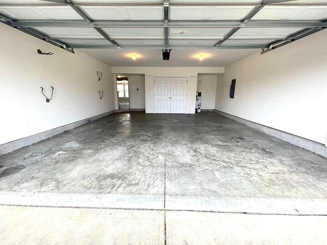 Building Photo - Renovated Polo Fields Home!