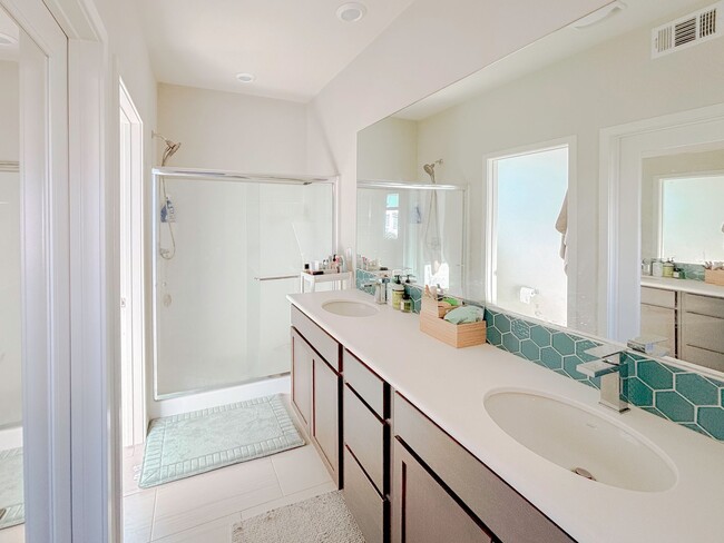 Building Photo - EXQUISITE 2 BEDROOM TOWNHOME IN THE HEART ...