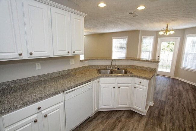 Building Photo - 3508 Hill Pond Dr NE