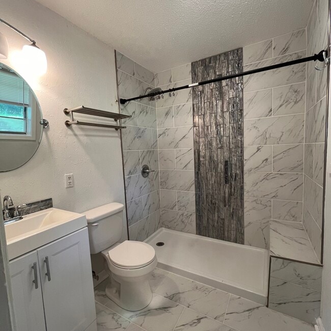Building Photo - 106 Whispering Pines Loop