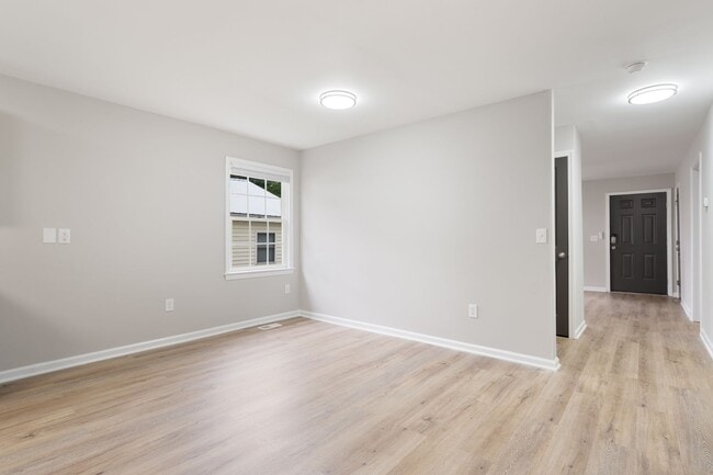 Building Photo - Freshly Updated 3 Bed, 2 Bath Home in Prim...