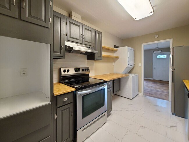 Building Photo - Cutest Bungalow in the Heart of Hapeville 3 bed/2 bath