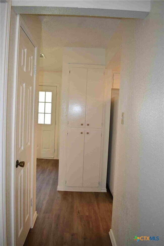 Building Photo - 16042 Stoneham Cir
