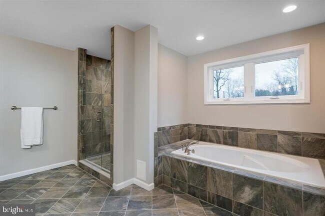 Building Photo - 1201 Regal Ln