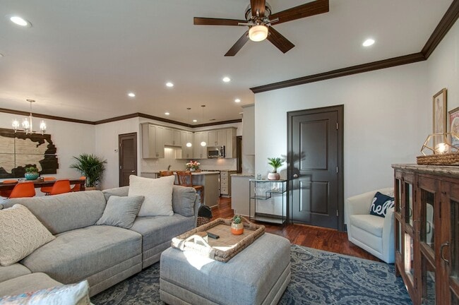 Building Photo - 2110 Acklen Ave