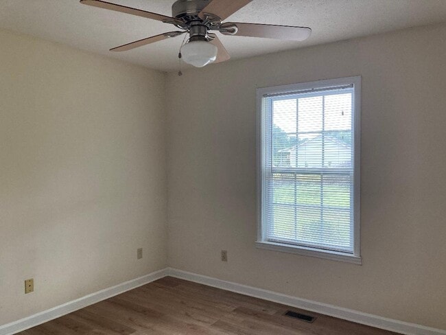 Building Photo - 606 Windcrest Dr