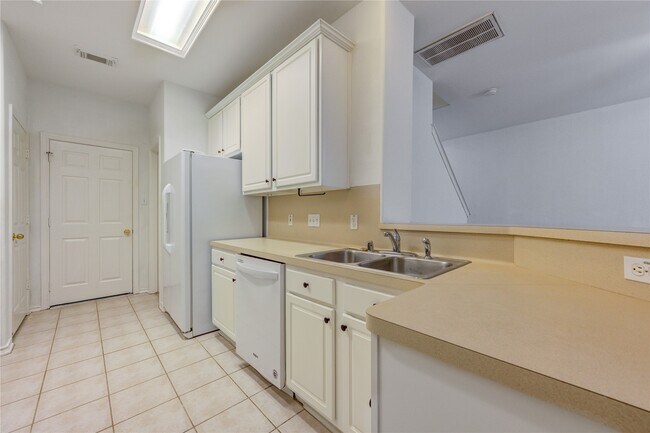 Building Photo - 225 Summerhaze Cir