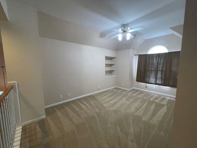 Building Photo - 4 Bedroom 2 Bathroom located in Santa Fe T...