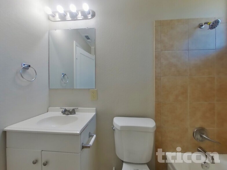 Building Photo - 1475 Knights Row