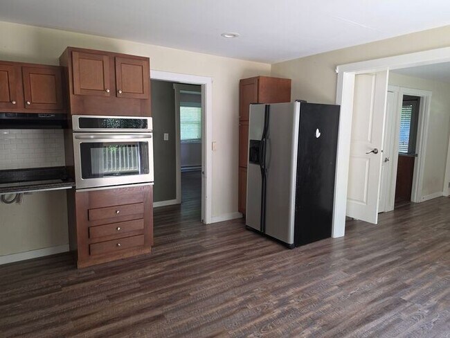 Building Photo - 3 bedroom home Eau Claire