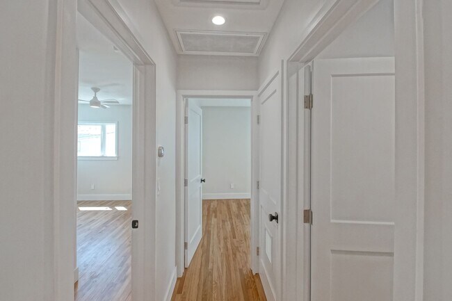 Building Photo - Completely Remodeled, Bright & Airy 3BR2BA...