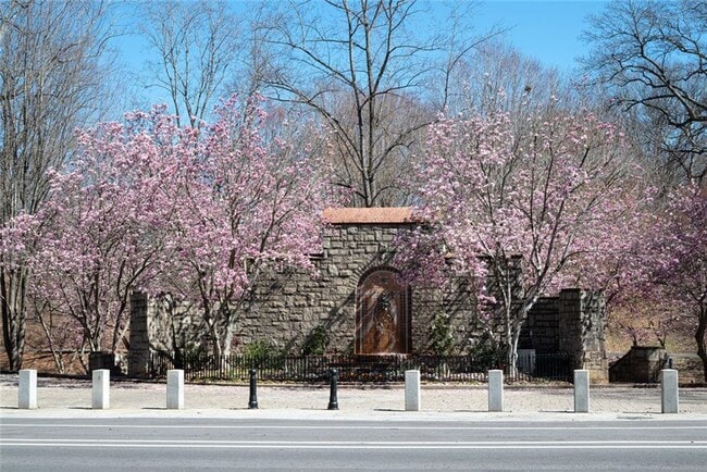 Building Photo - 1060 Grant Way SE