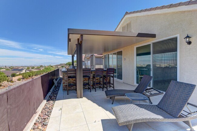 Building Photo - 180 Degree elevated views from a quiet str...