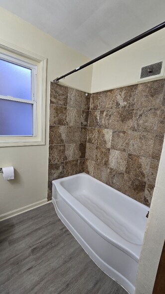 Building Photo - 2725 W Balmoral Ave