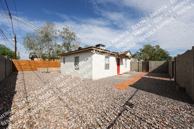 Building Photo - 2047 E Virginia Ave