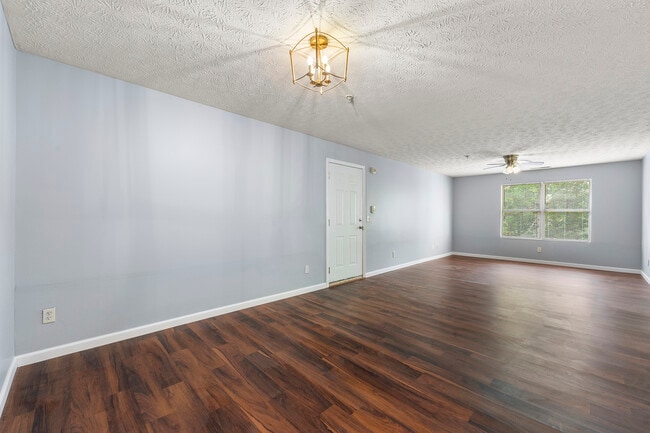 Building Photo - 3247 Fairington Dr