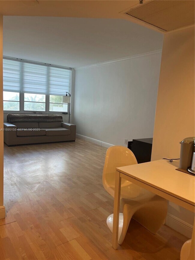 Building Photo - 100 Lincoln Rd