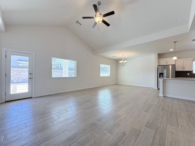 Building Photo - East El Paso 4 bed 2 Bath Refrig A/C!