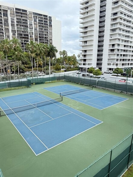 Building Photo - 1541 Brickell Ave