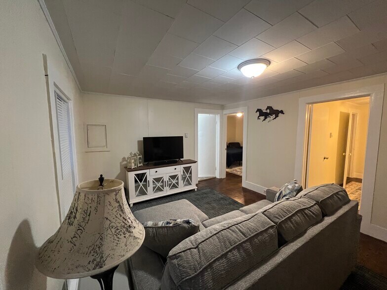 Living Roomm - 4 Cottage Pl