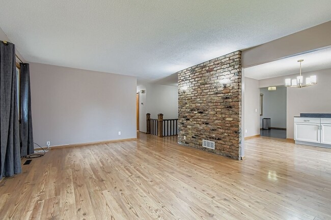 Building Photo - 815 Lakeview Dr