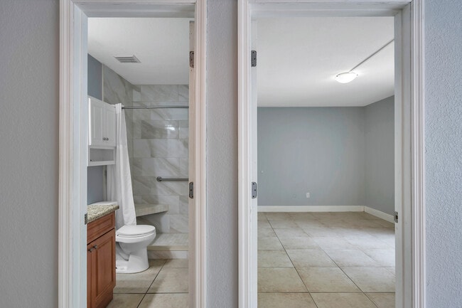 Building Photo - 455 Alt 19