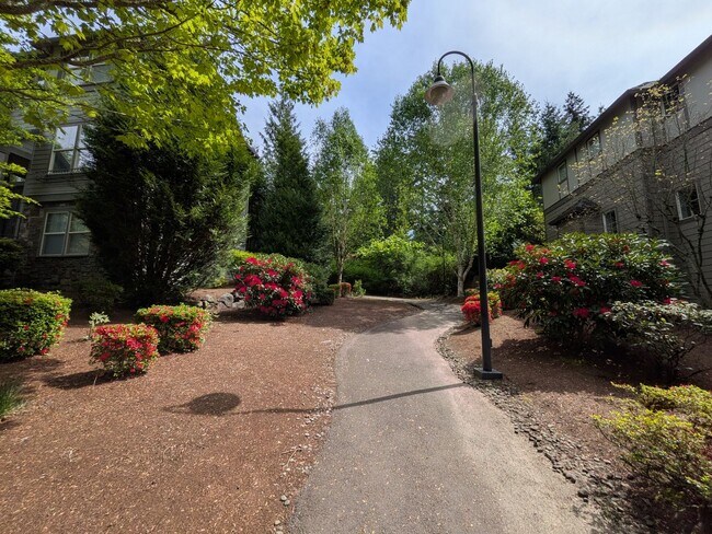 Building Photo - Pristine Spacious 3 Bedroom Lake Oswego Townhome | Skylights, High Ceilings, and Mt. Park Trails ...