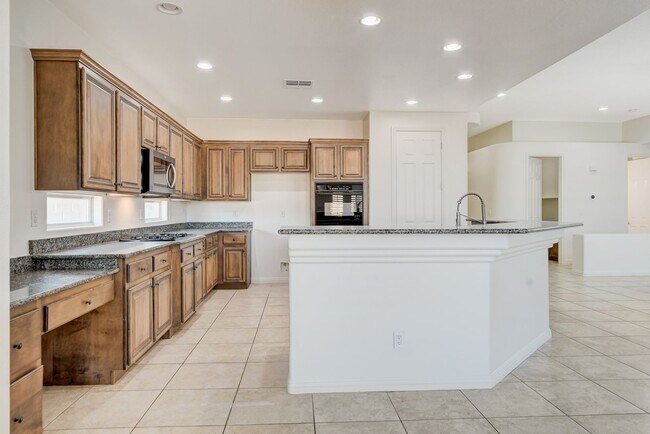 Building Photo - Single Family Home on 20k SQFT Lot in Gated Community
