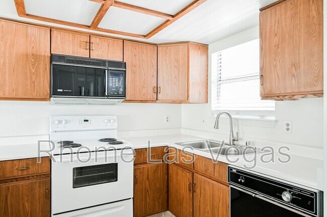 Building Photo - 3823 S Maryland Pkwy