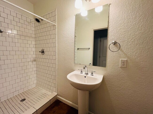 Building Photo - * MOVE IN SUMMER 6/27/2027 * $6500/$1300 per bed average 5 Bed 3 Bath 3 Block to TCU