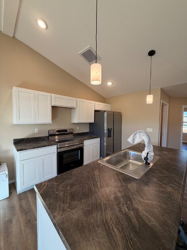 Building Photo - 4BR Duplex - Modern Energy Efficiency!!!