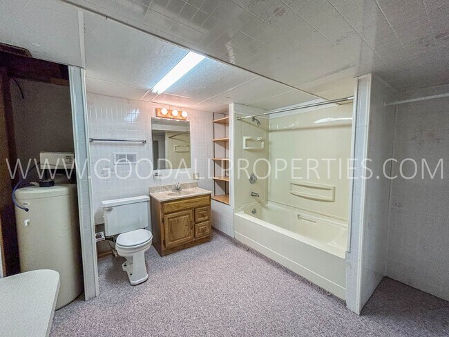 Building Photo - 3 Bedroom, 3 bath Home in West Des Moines!!