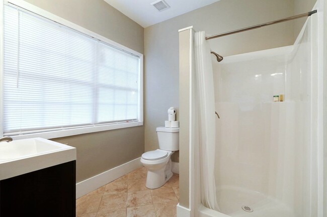 Building Photo - Large Downtown 3BR/2BA House For Rent Walk...