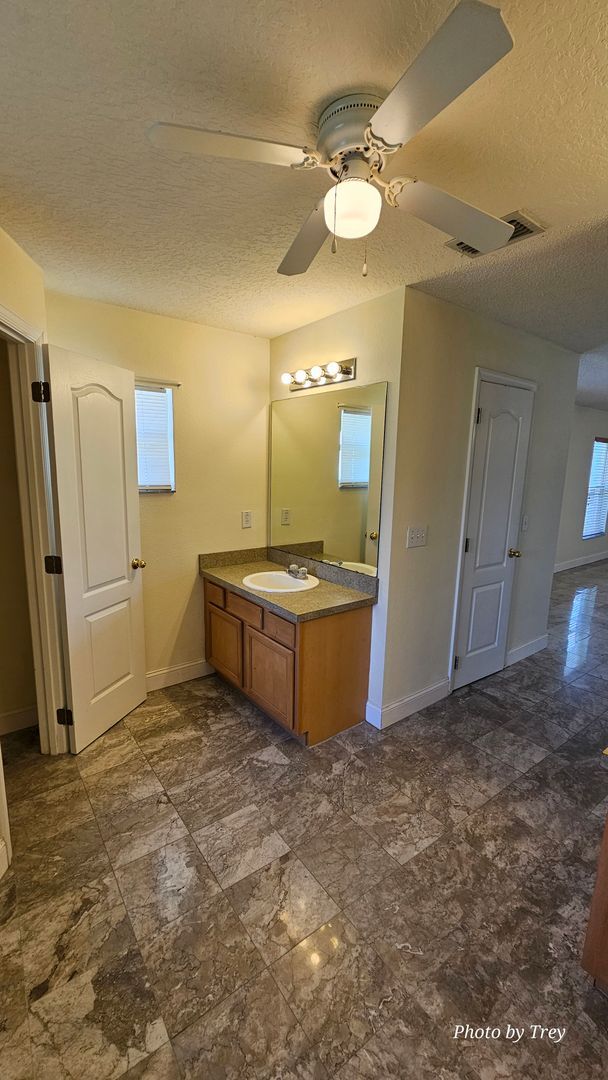 Building Photo - 3 Bed 2 Bath 2 Car Garage
