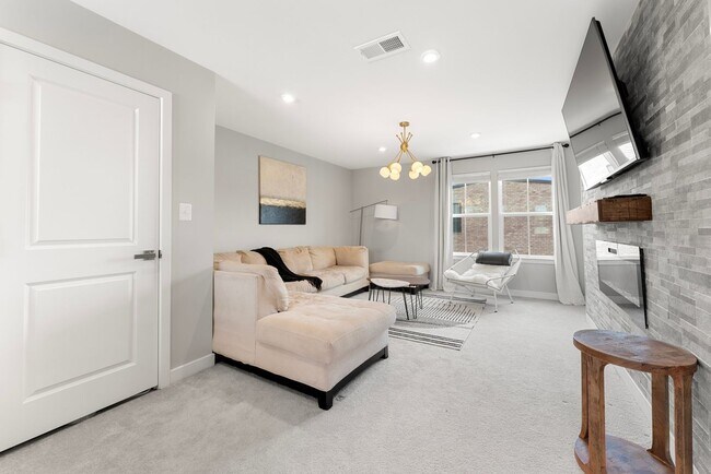 Building Photo - Welcome to your dream townhome - Spacious ...