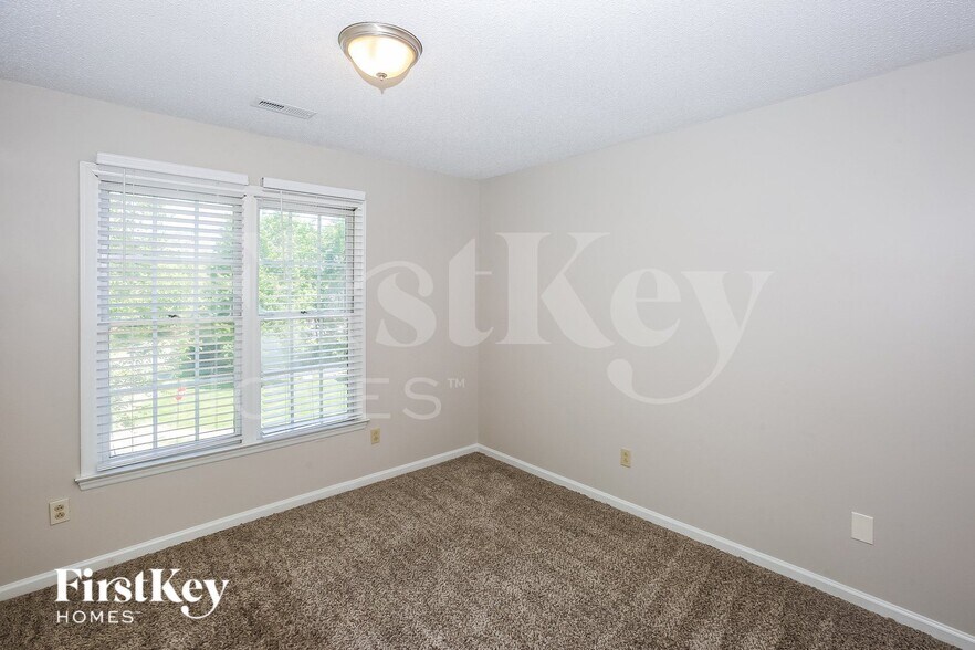 Building Photo - 10400 Hellebore Rd